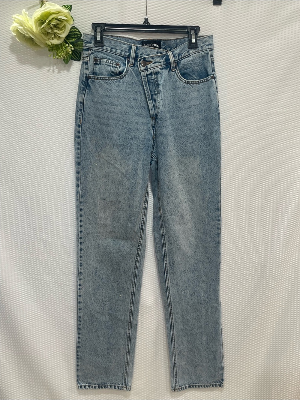 Fashion Nova Size 5 Light Wash Crossover Waist Straight Leg Jeans
Fashion Nova